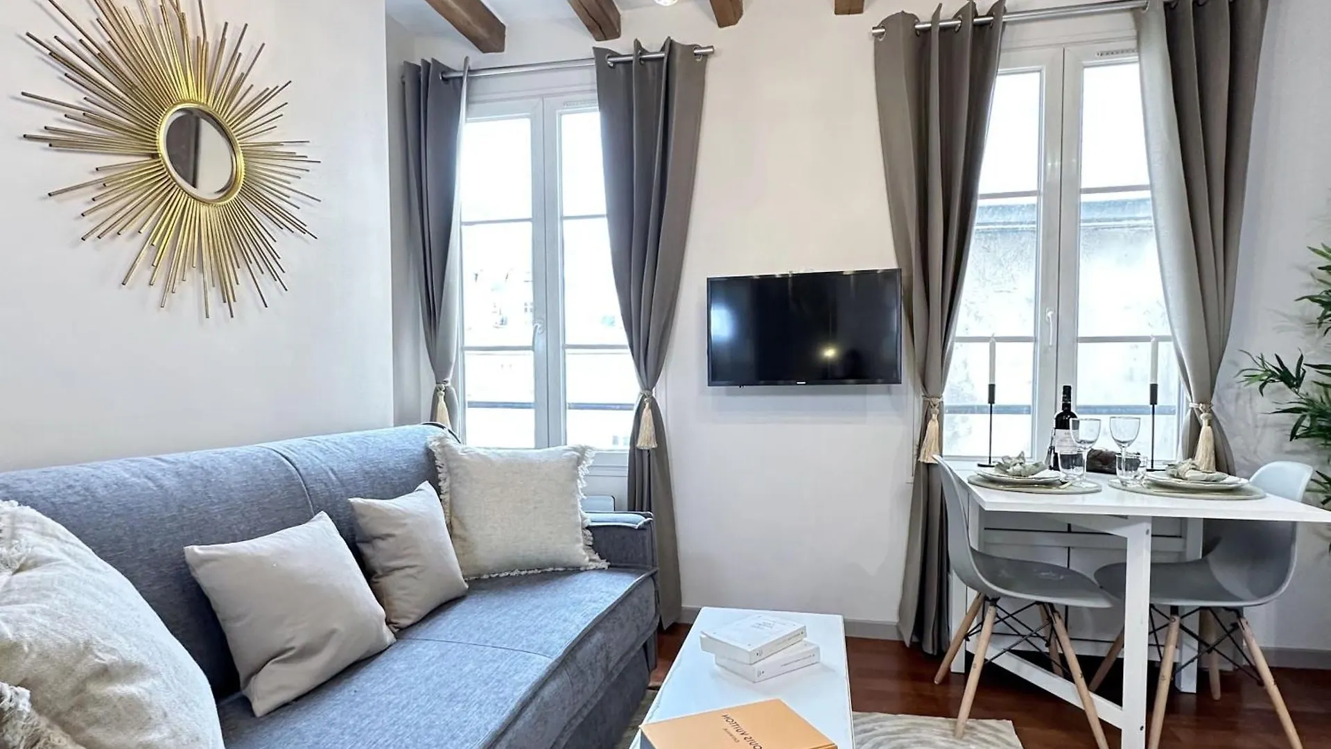 1579 - Eiffel Tower Gem, Stylish & Unique Apartment Paris