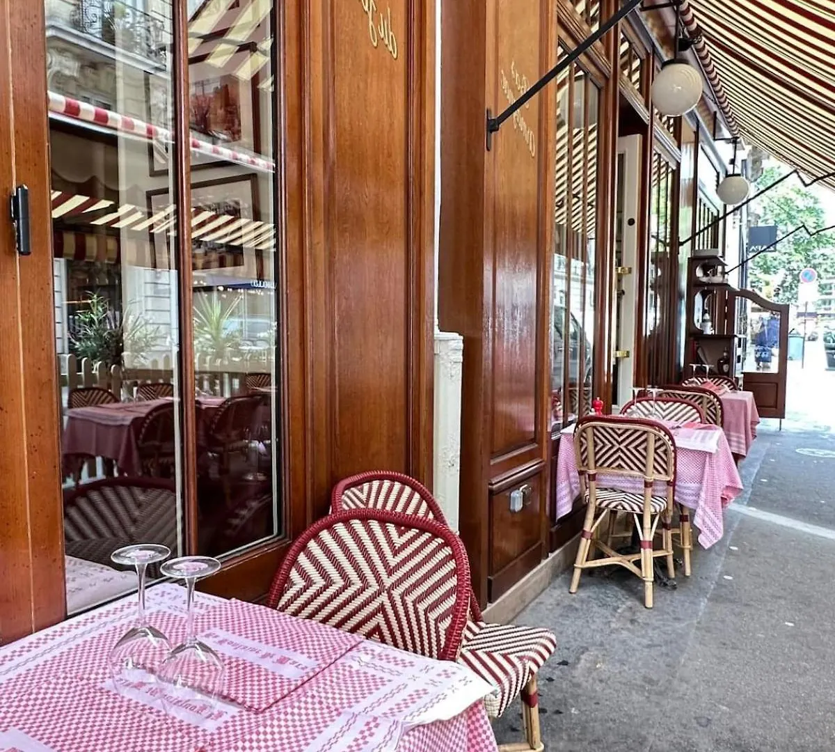 1579 - Eiffel Tower Gem, Stylish & Unique Apartment Paris