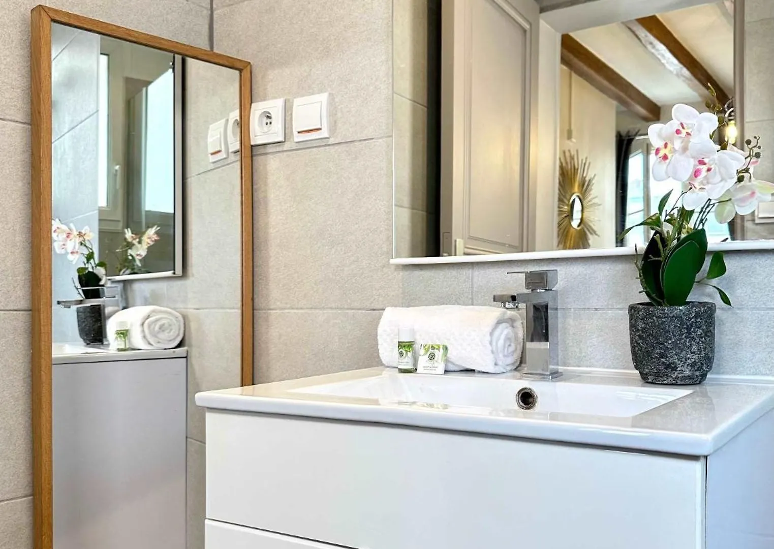 1579 - Eiffel Tower Gem, Stylish & Unique Apartment Paris 0*,  France