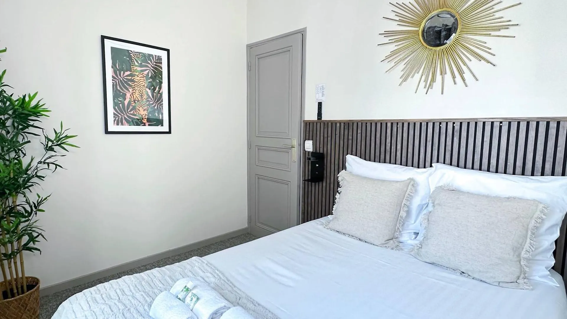 1579 - Eiffel Tower Gem, Stylish & Unique Apartment Paris
