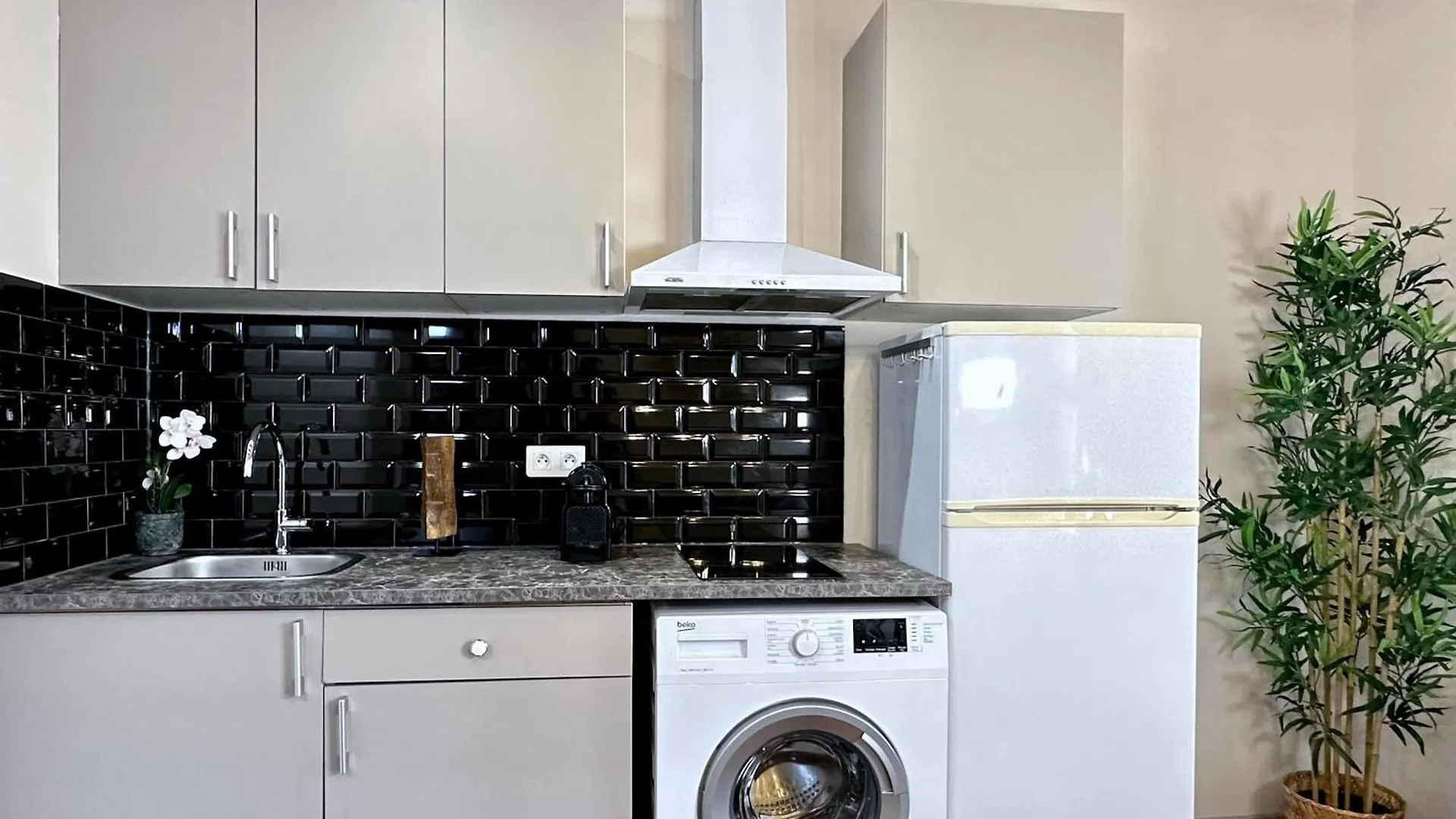 1579 - Eiffel Tower Gem, Stylish & Unique Apartment Paris