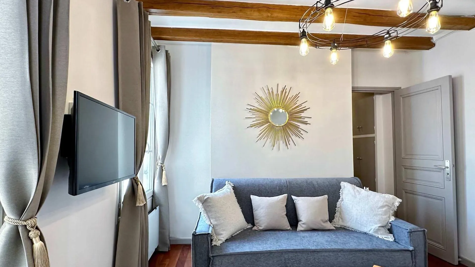 1579 - Eiffel Tower Gem, Stylish & Unique Apartment Paris 0*,