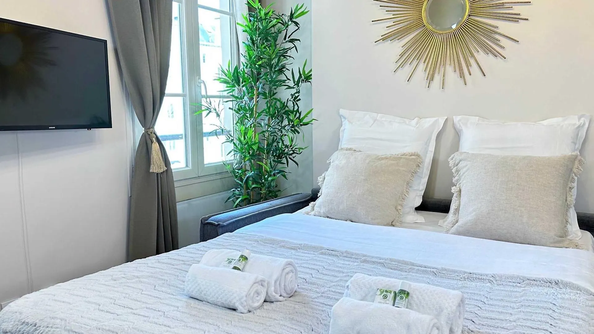 1579 - Eiffel Tower Gem, Stylish & Unique Apartment Paris